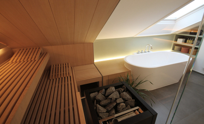 Innenarchitekt Andreas Ptatscheck, München berät Sie zu allen Themen der Innenarchitektur und des Interior Design, z.B. zum Wellnessbad. Das Beispiel zeigt ein Bad mit Sauna und freistehender Badewanne.