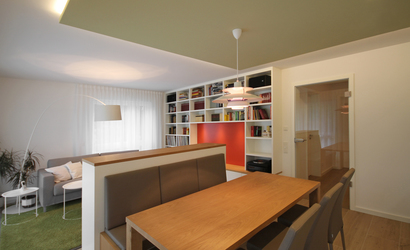 Innenarchitekt Andreas Ptatscheck, München erstellt als Interior Designer Raumlösungen für alle Themen der Innenarchitektur und des Interior Design, hier für ein Wohnzimmer mit Bücherregal.