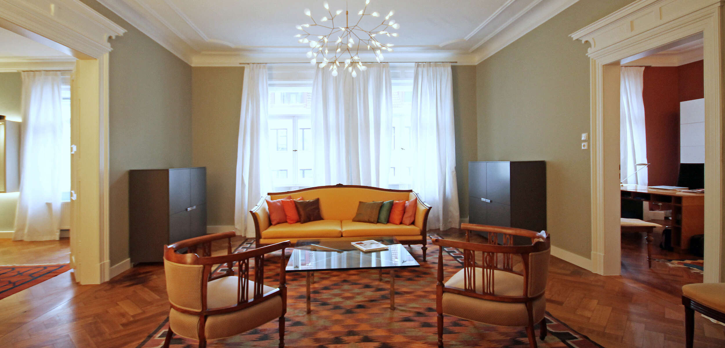 Eleganter Salon in einer Altbauswohnung in München mit ausgesuchten Möbeln, exquisiten Kunstwerken und stilvollen Wohnaccessoires.