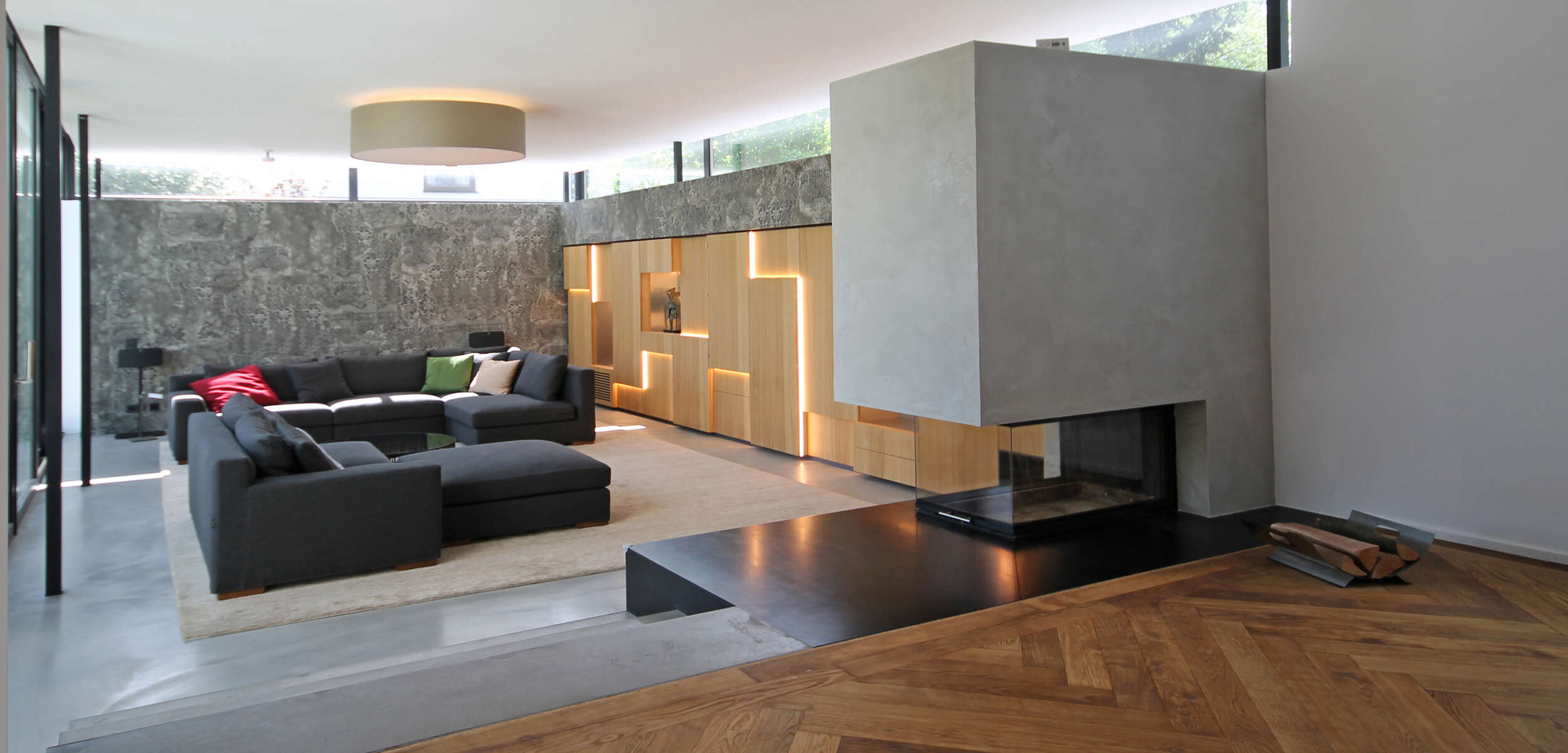 Moderner, gut beleuchteter Wohnraum mit gemütlichen Möbeln, stilvollen Holzbodenbelägen und schlichter Innenarchitektur in neutralen Tönen.