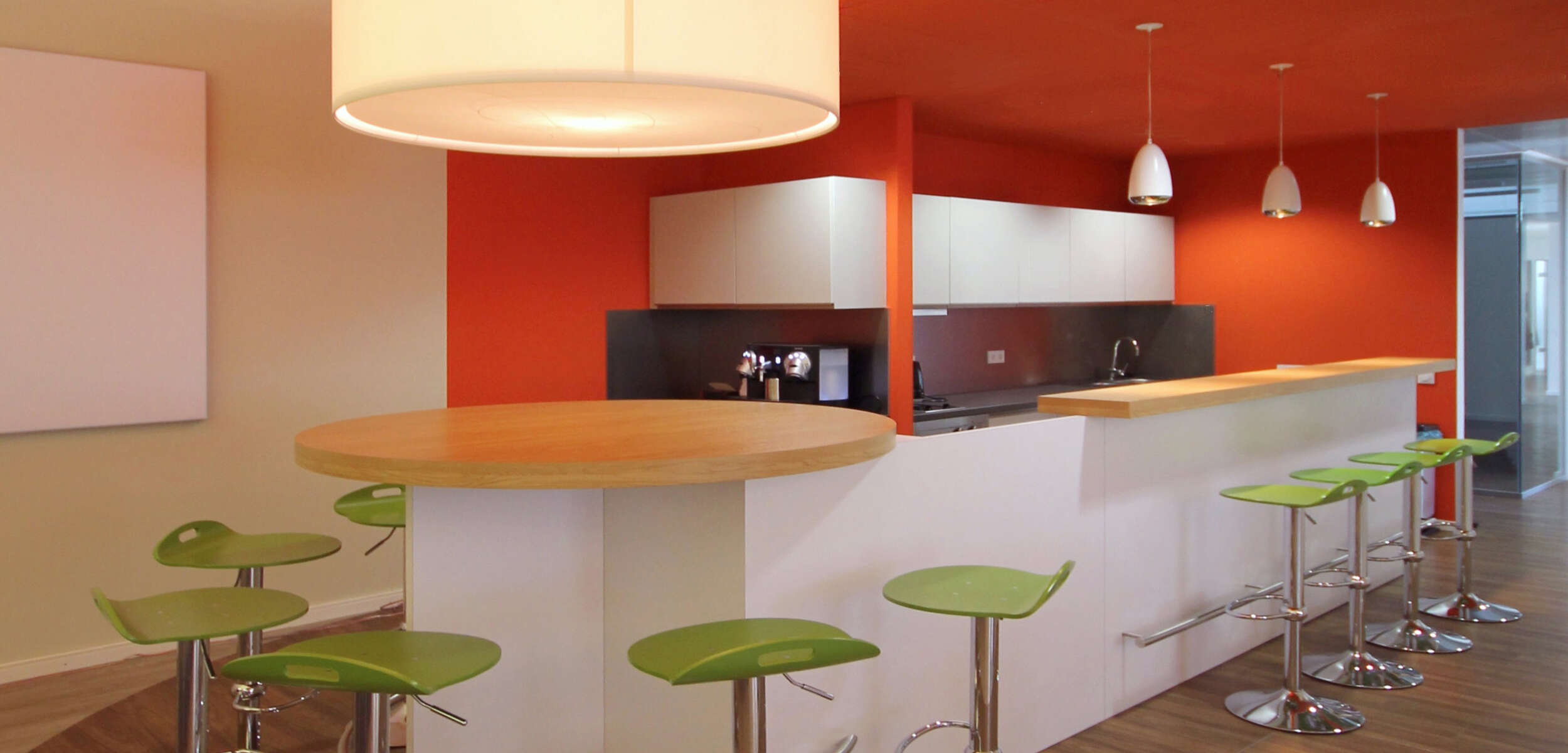 Modernes Restaurant-Interieur mit schicker Bartheke und minimalistischer Einrichtung, gestaltet von einem Innenarchitekten aus München.