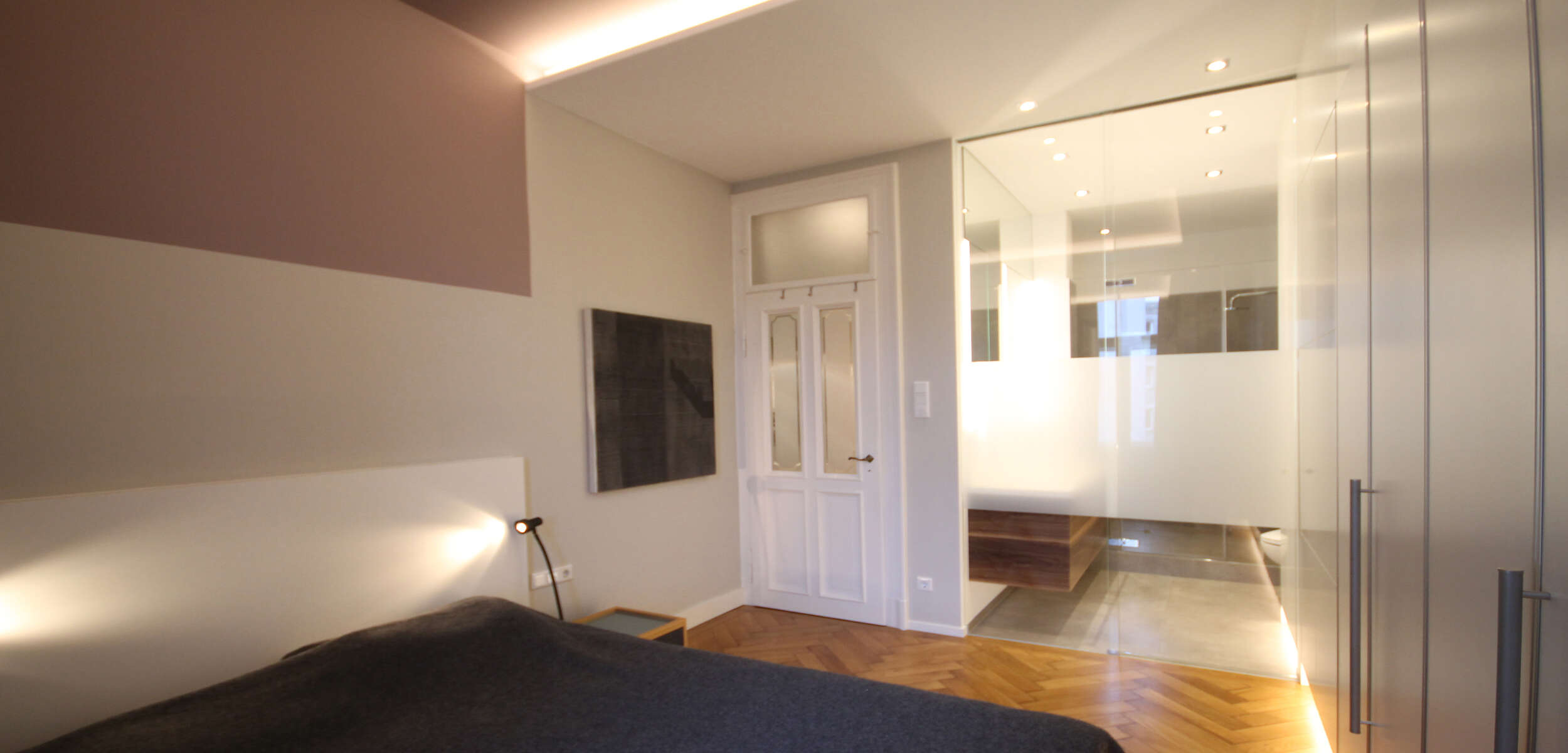 Stilvolles Altbau-Schlafzimmer mit hohen Decken, elegantem Glasleuchter und minimalistischem Interior-Design in München.