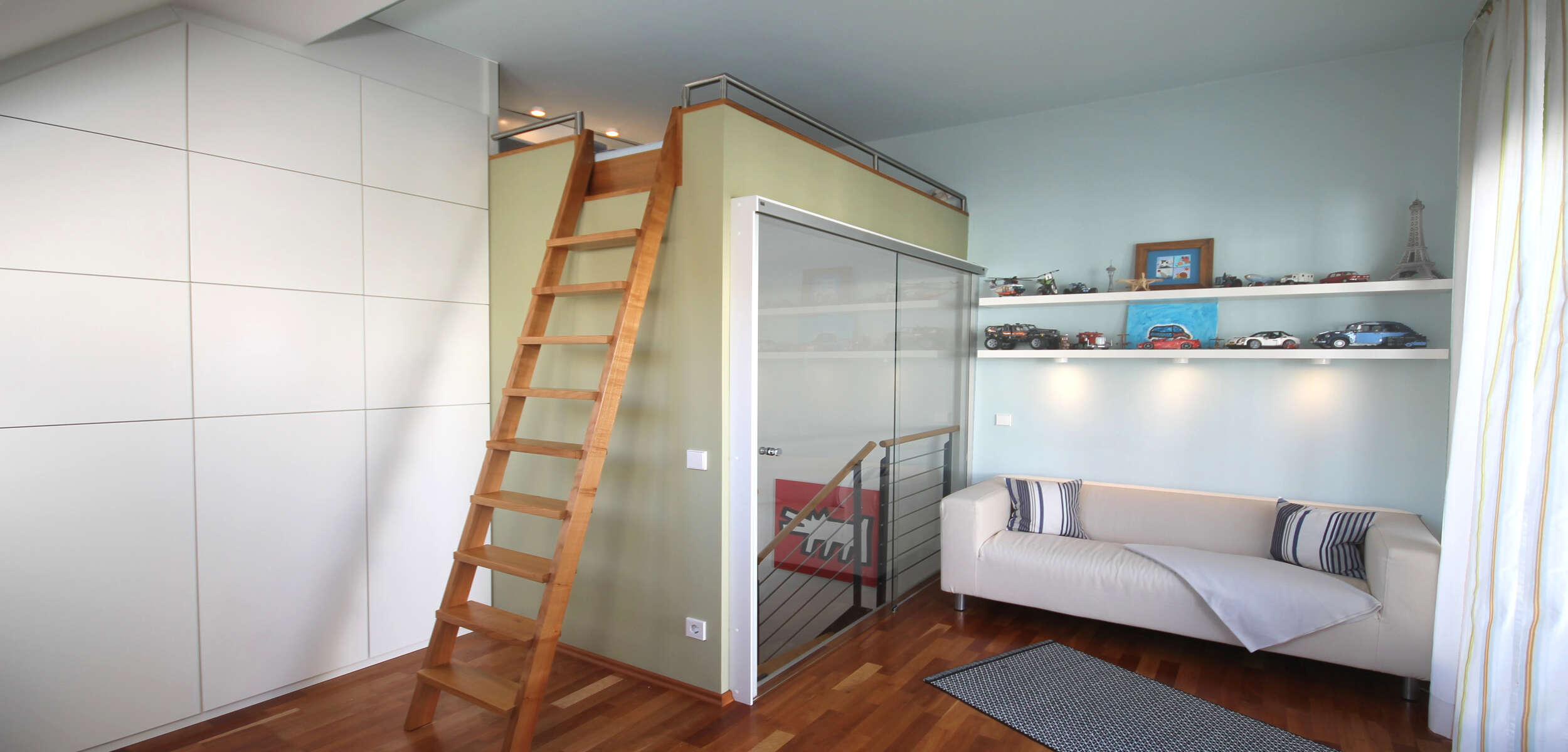 Ein modernes, kinderfreundliches Raumdesign von einem Innenarchitekten in München mit bunten Details und kreativen Elementen.