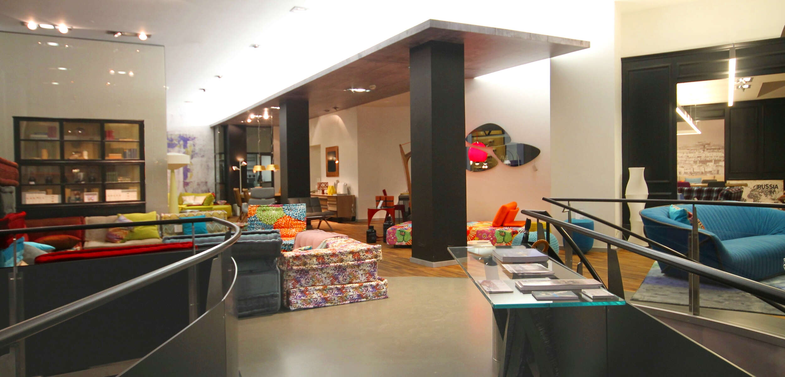 Modernes, stilvolles Interieur eines Geschäfts-Showrooms in München, gestaltet von einem professionellen Innenarchitekten.