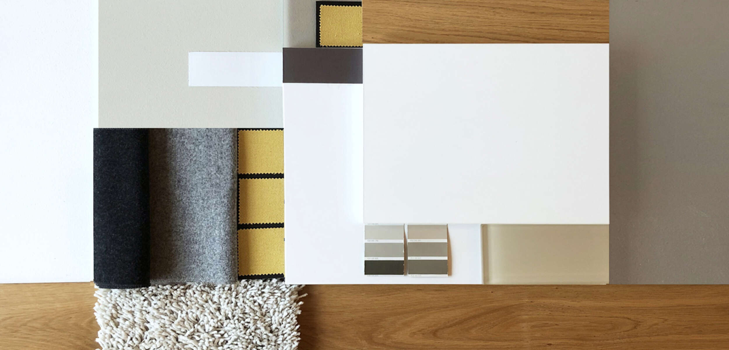 Kreatives Collage aus unterschiedlichen Materialien und Farbmustern für die Innenraumgestaltung eines modernen Appartements.