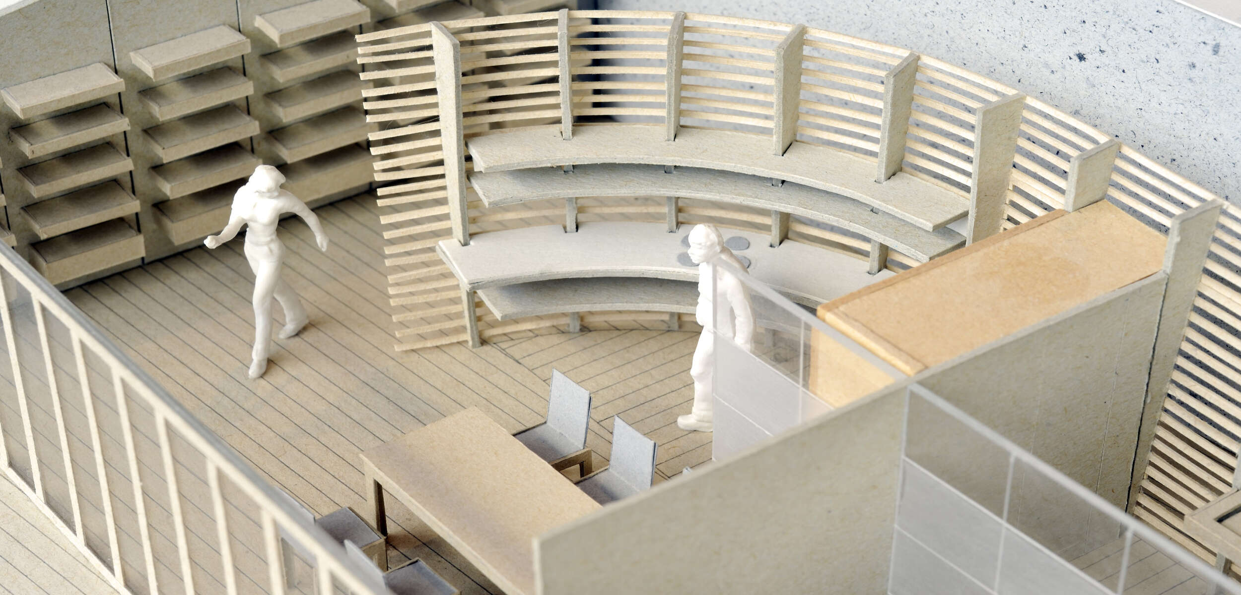 Innenarchitekt in München präsentiert Miniaturnachbildung eines Raumkonzepts zur Konzeptplanung auf seinem Schreibtisch.