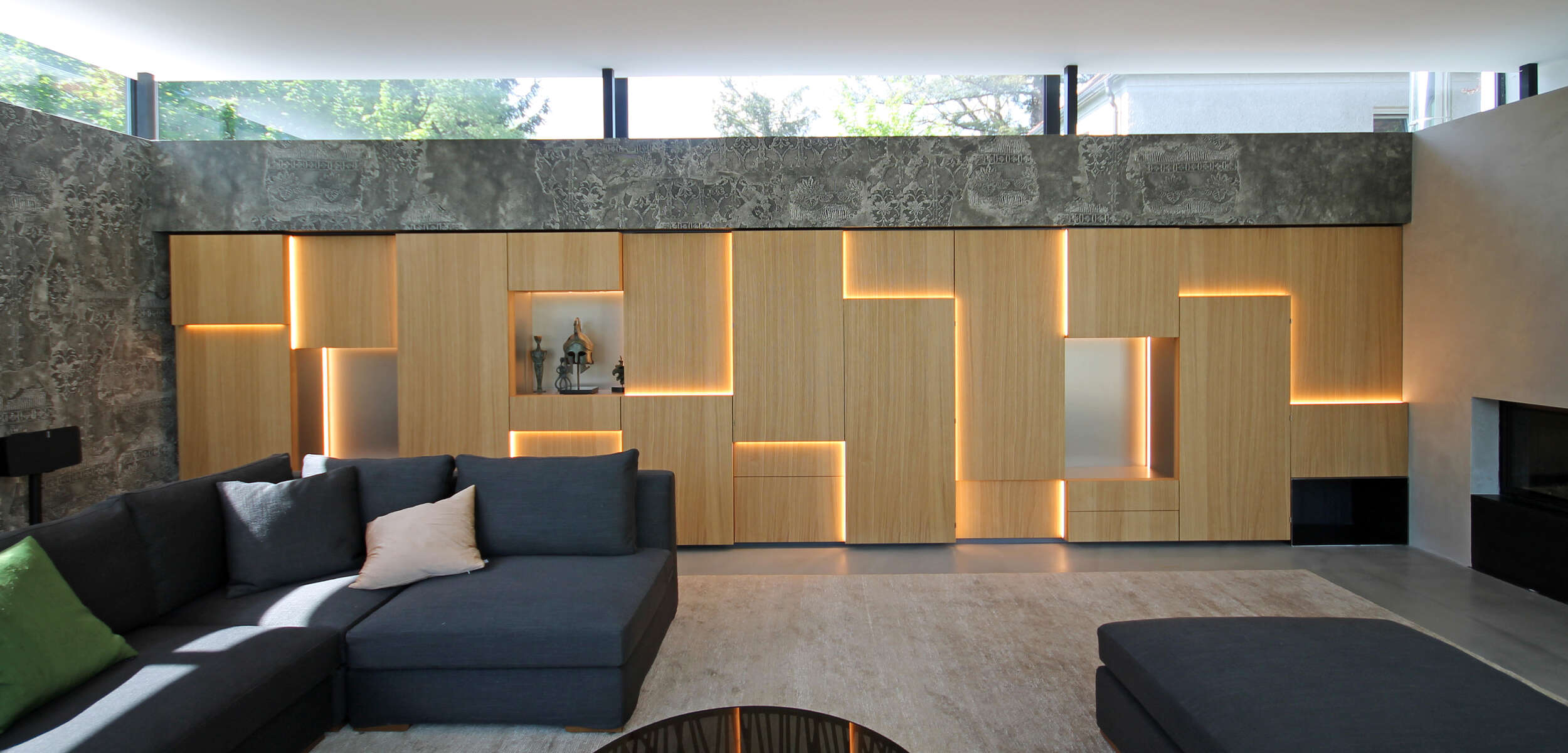 Eleganter Einbauschrank in einem modern gestalteten Innenraum. Professionelle Arbeit eines Innenarchitekten aus München.