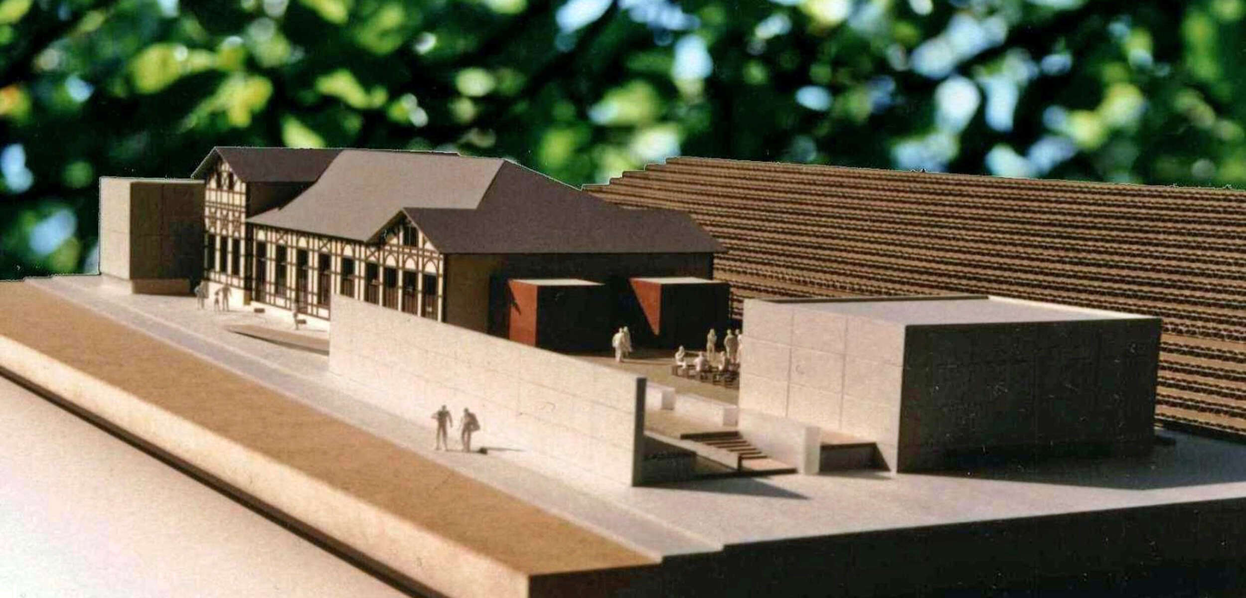 Architektonische Innenaufnahme des Sommertheaters Detmold in München, hervorgehoben durch sorgfältig ausgewählte Beleuchtung und Designelemente.