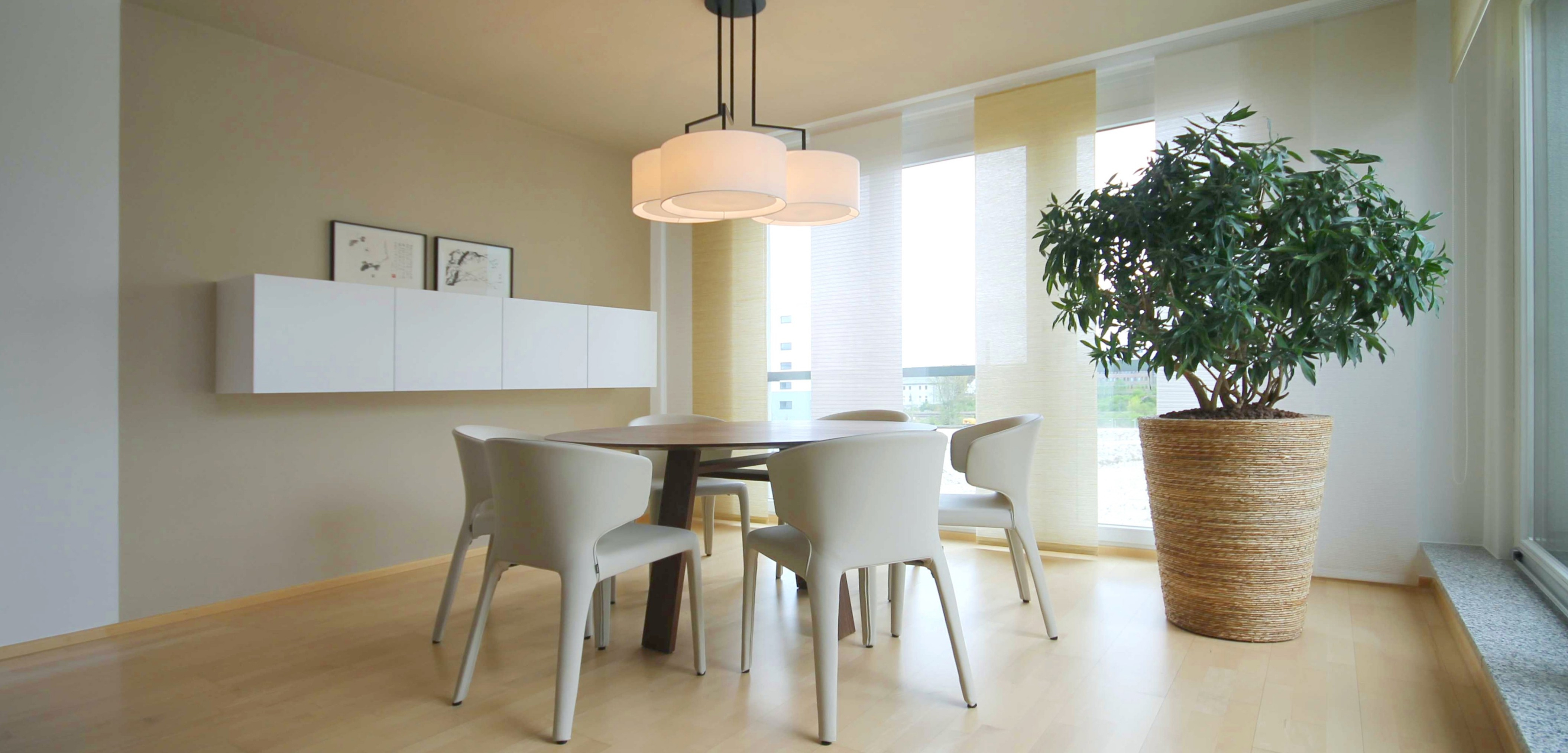 Modern gestaltetes Speisezimmer mit maßgefertigten Möbeln, entworfen von eswerderaum in München