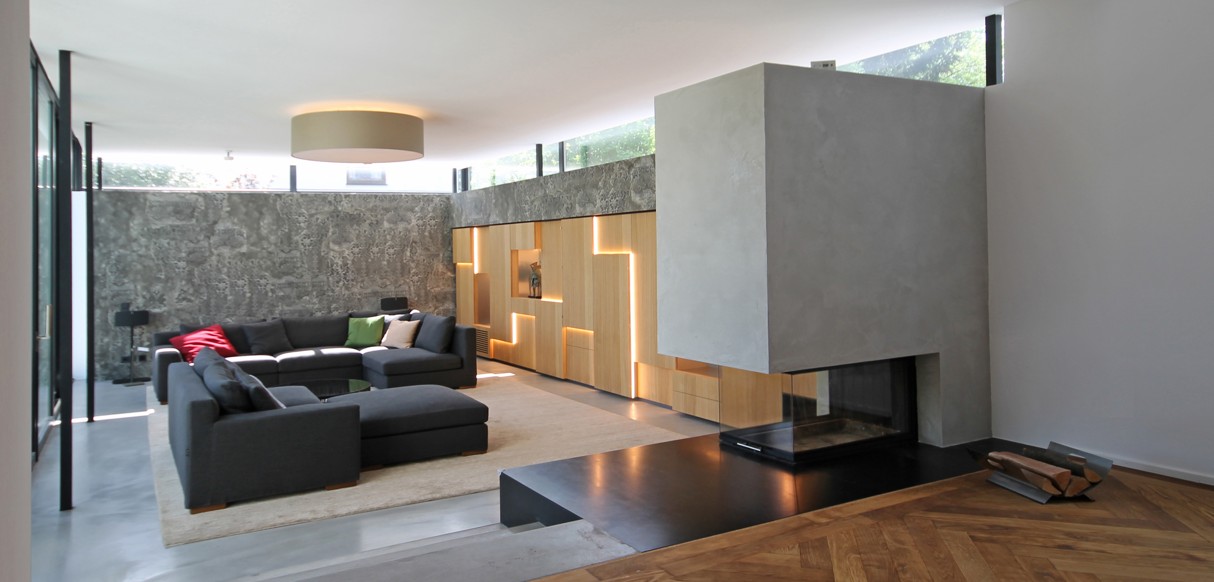 Modern eingerichtetes Wohnzimmer in München mit heller Innenarchitektur, gemütlicher Sofalandschaft, natürlichem Lichteinfall und klaren Linien – stilvolles Wohnraumdesign mit harmonischer Raumgestaltung.