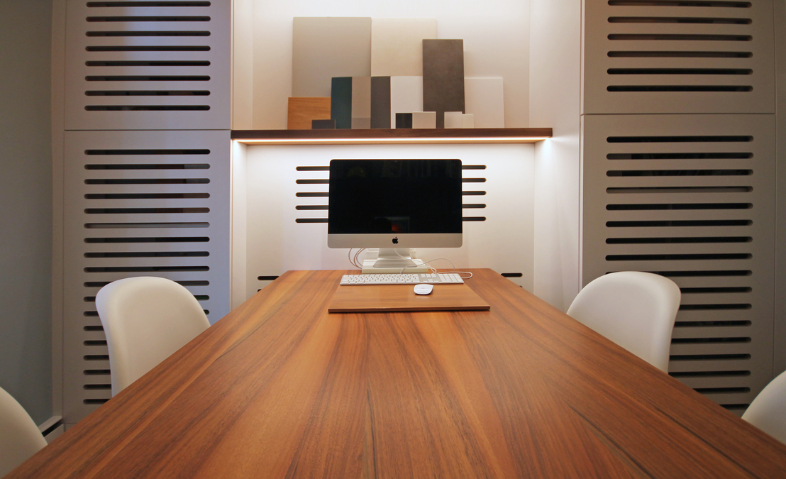 Helles Beratungszimmer mit großem Holztisch, Stühlen und Pflanzen – Büro Eswerderaum, Innenarchitektur München