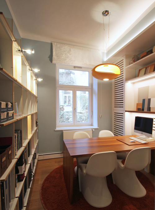 Modernes Office mit Arbeitsplätzen, hellem Licht und klaren Linien – Eswerderaum Innenarchitektur, München