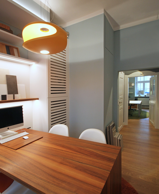 Besprechungsraum mit runder Tischgruppe, Wandregal und großem Fenster – Eswerderaum, Innenarchitekten München