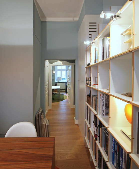 Komfortabler Beratungsbereich mit Lounge-Sitzplätzen und warmem Licht – Eswerderaum Innenarchitektur, München