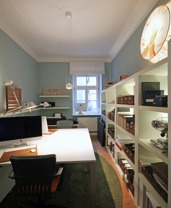 Planungsbereich mit Schreibtischen, Entwurfsunterlagen und Blick auf Regale – Eswerderaum Büro, München