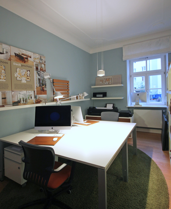 Beratungs- und Arbeitszone mit Holzoberflächen und Pflanzenakzenten – Eswerderaum Innenarchitektur, München