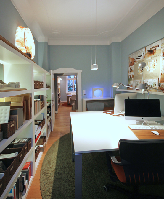 Offener Planungsraum mit Besprechungsnischen und klarer, skandinavisch geprägter Gestaltung – Eswerderaum, München