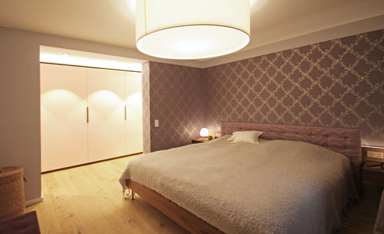 Das Schlafzimmer strahlt eine warme und edle Eleganz aus, der Stil vereint klassische und moderne Gestaltungselemente, Eichenparkett mit Landhausdielen.