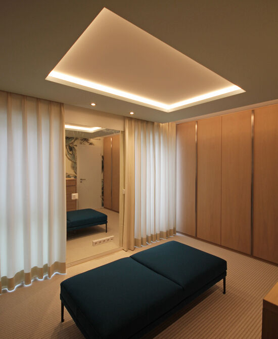 Im Büro für Innenarchitektur von Innenarchitekt Andreas Ptatscheck in München planen kompetente Innenarchitekten und Interior Designer funktionale und gleichsam atmosphärische Ankleidezimmer.
