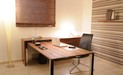Die Tischplatte des Schreibtischs besteht aus Nussbaum Massivholz, die Tischbeine haben eine Oberfläche aus glänzendem Chrom, Sideboard mit  eingebautem Tresor.