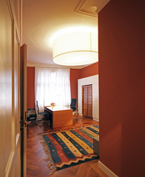 Innenarchitekt Andreas Ptatscheck, München, renovierte die Altbauwohnung und gestaltete die Innenarchitektur und das Interior Design für das Büro.