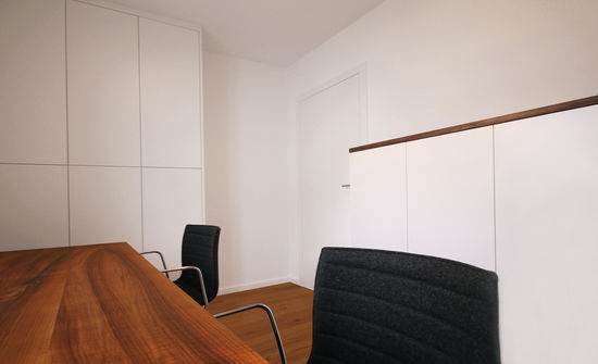 Innenarchitekt und Interior Designer Andreas Ptatscheck, München, bietet in seinem Büro für Innenarchitektur und Interior Design Beratung und Planung für alle Räume, z.B. ein Arbeitszimmer.