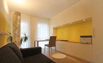 Innenarchitekt und Interior Designer Andreas Ptatscheck, München, bietet in seinem Büro für Innenarchitektur und Interior Design Beratung und Planung für Arbeitszimmer und Gästezimmer, Schreibtisch.