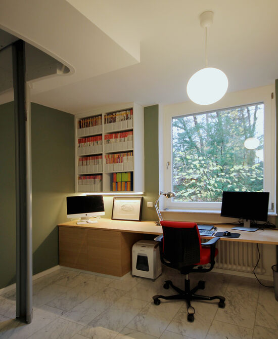 Innenarchitekt und Interior Designer Andreas Ptatscheck, München, bietet in seinem Büro für Innenarchitektur und Interior Design Beratung und Planung für Arbeitszimmer und Bürolösungen.
