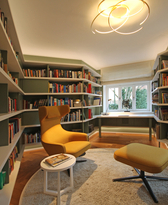 Innenarchitekt und Interior Designer Andreas Ptatscheck, München, plante die moderne Bibliothek und stattete sie mit hochwertigen Möbeln wie zwei Lesesesseln aus.