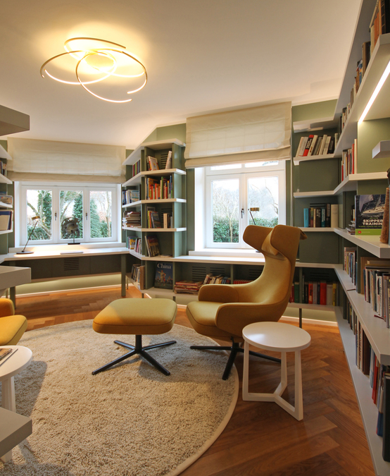 Innenarchitekt und Interior Designer Andreas Ptatscheck, München, konzipierte die moderne Bibliothek als Arbeitszimmer und stattete es mit hochwertigen Möbeln wie zwei Loungesesseln aus.