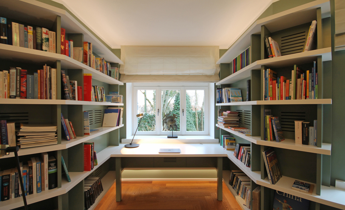 Innenarchitekt und Interior Designer Andreas Ptatscheck, München, entwarf die moderne Bibliothek als Arbeitszimmer und integrierte einen Schreibtisch in die umlaufenden Bücherborde.