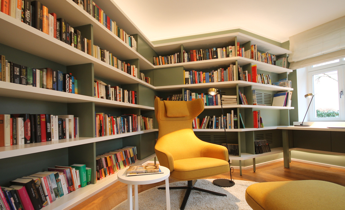 Innenarchitekt und Interior Designer Andreas Ptatscheck, München, setzte die hochwertige Bibliothek in einer modernen Formensprache um, dabei spielte das Lichtkonzept eine wichtige Rolle.