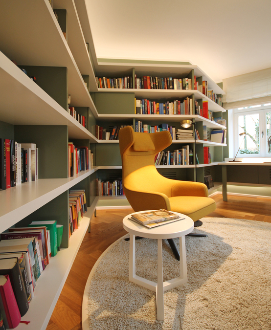 Innenarchitekt und Interior Designer Andreas Ptatscheck, München, setzte die moderne Bibliothek in einem zeitgemäßen Design um und schaffte eine behagliche Raumatmosphäre.