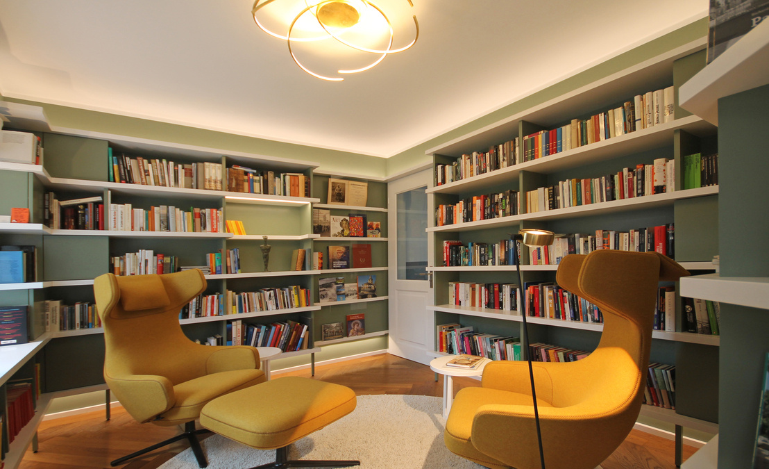Innenarchitekt und Interior Designer Andreas Ptatscheck, München, setzte die hochwertige Bibliothek in einer modernen Formensprache um, dabei spielte das Lichtkonzept eine wichtige Rolle.