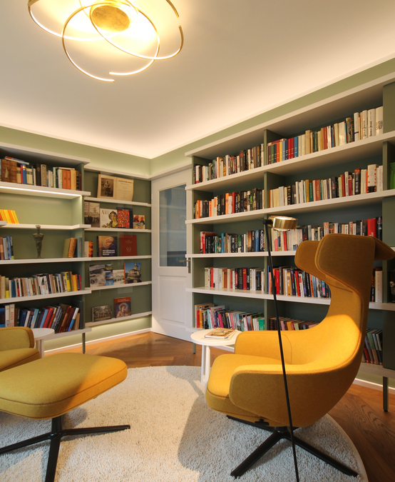 Innenarchitekt und Interior Designer Andreas Ptatscheck, München, plante die hochwertige Bibliothek in einer modernen Formensprache und setzte den Entwurf konsequent um.
