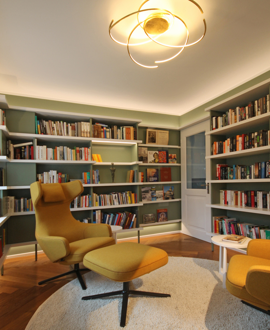 Innenarchitekt und Interior Designer Andreas Ptatscheck, München, plante die Bibliothek als Lesezimmer und entwarf ein Farb- und Materialkonzept nach den Bedürfnissen der Bauherren.
