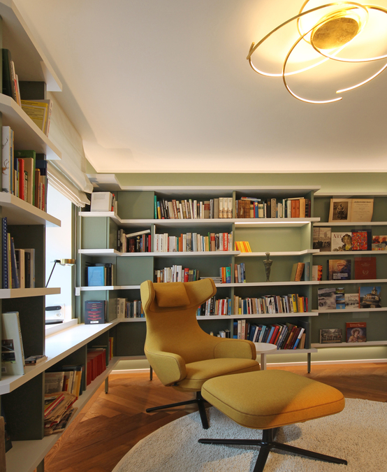 Innenarchitekt und Interior Designer Andreas Ptatscheck, München, setzte die hochwertige Bibliothek in einer modernen Formensprache um, dabei spielte das Farb- und Materialkonzept eine wichtige Rolle.
