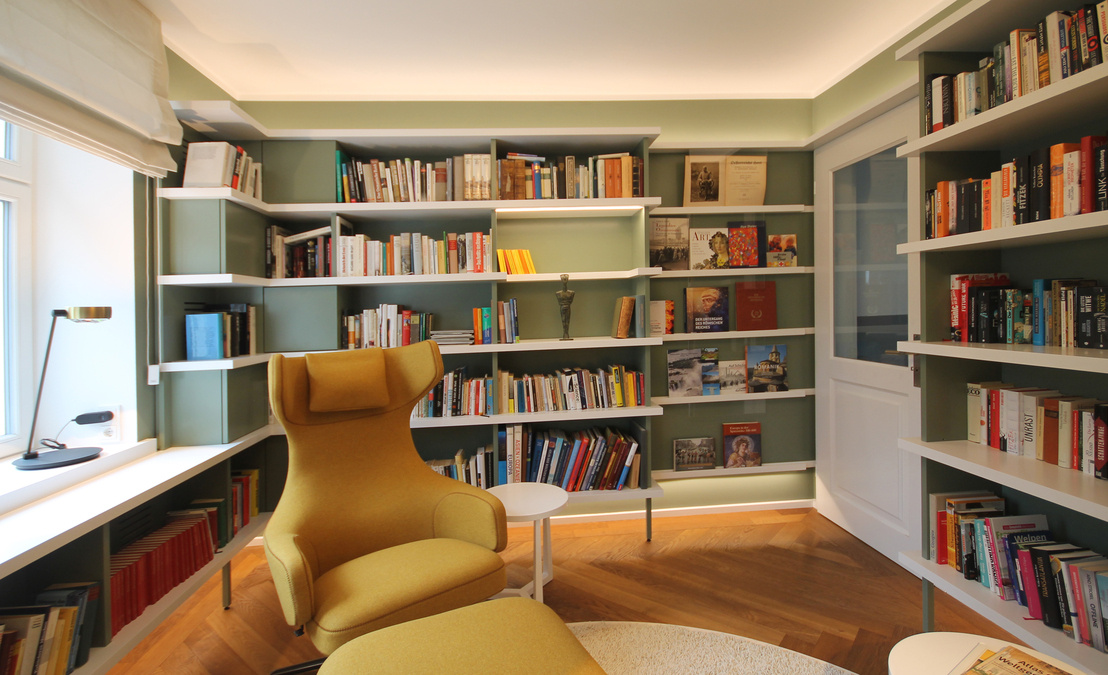 Innenarchitekt und Interior Designer Andreas Ptatscheck, München, plante die moderne Bibliothek als Arbeits- und Lesezimmer und realisierte sie als hochwertigen Schreinereinbau.