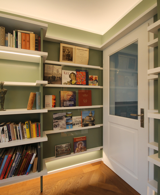 Innenarchitekt und Interior Designer Andreas Ptatscheck, München, plante die moderne Bibliothek und realisierte sie als hochwertigen Schreinereinbau mit einem Regal für Buchpräsentationen.