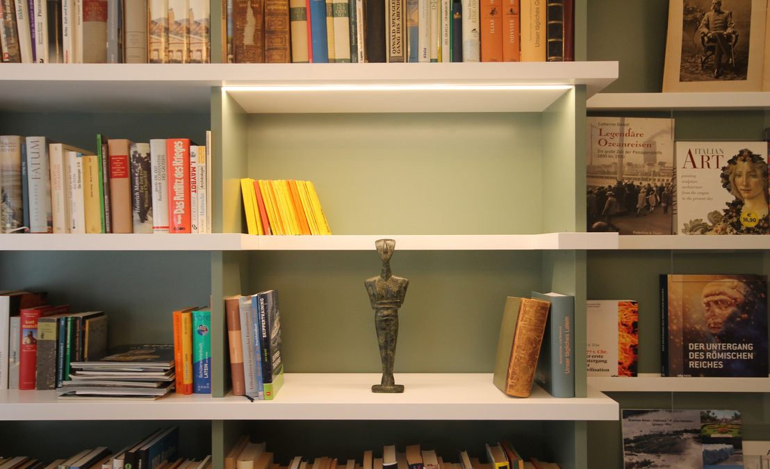 Innenarchitekt und Interior Designer Andreas Ptatscheck, München, plante die moderne Bibliothek und realisierte sie als hochwertigen Schreinereinbau mit Präsnetationsflächen für Kunstobjekte.