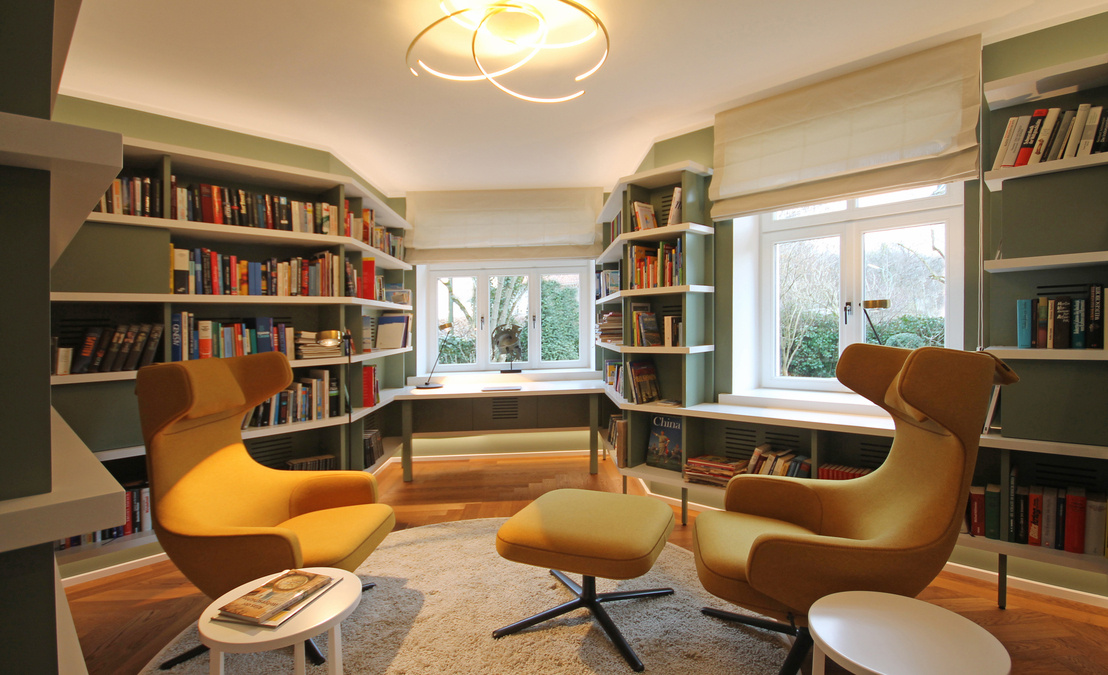 Innenarchitekt und Interior Designer Andreas Ptatscheck, München, plante die moderne Bibliothek und realisierte sie als atmosphärische Lounge mit stimmungsvollem Licht und modernen Möbeln.