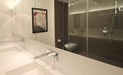 Die große Fläche des Spiegelschrankes verdoppelt optisch den Raumeindruck und lässt das relativ kleine Badezimmer groß und weitläufig wirken. Ein Bild schafft Wohncharakter.