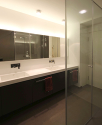 Die Duschabtrennung aus Glas schneidet die Duschkabine nicht vom Badezimmer ab, sondern sie integriert ihr Volumen in die Raumwirkung des Gesamtraumes.