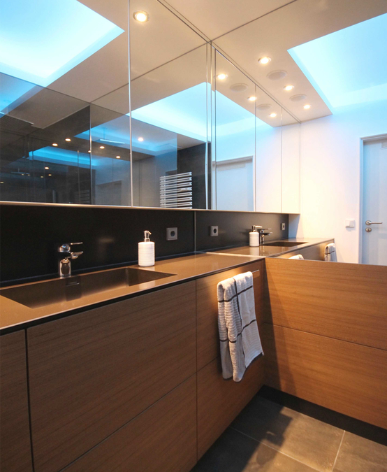 Der Farbwechsler des LED-Lichtbandes in der Abhangdecke taucht den Raum in unterschiedliche Lichtstimmungen, die LED–Einbauspots schaffen brillantes neutral weißes Licht.