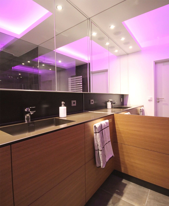 Der Waschtischunterschrank birgt Schubkästen, die den Platz um den Siphon und die Wasseranschlüsse herum optimal nutzen, Handtuchstangen sind auf den Türfronten montiert. 