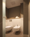 WC-Becken und Bidet sind in einem seitlichen Bereich des Raumes abgeteilt, der kleine Raum kann mit einer Glasschiebetür verschlossen werden.