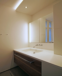 Innenarchitekt und Interior Designer Andreas Ptatscheck, München, plante die Altbauwohnung um und entwarf die Innenarchitektur und das Interior Design für das Badezimmer als Bad en Suite und das Gäste-Bad.