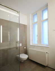 Interior Designer und Innenarchitekt Andreas Ptatscheck, München, baute die Altbauwohnung behutsam um und entwarf die Innenarchitektur und das Interior Design für Badezimmer, Gäste-WC, Gäste-Bad und Schlafzimmer.
