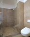 Innenarchitekt Andreas Ptatscheck, München, plante die Altbauwohnung um und entwarf die Innenarchitektur und das Interior Design für das Badezimmer als Bad en Suite.