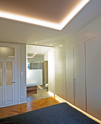 Innenarchitekt Andreas Ptatscheck, München, baute die Altbauwohnung um und plante die Innenarchitektur und das Interior Design für das Badezimmer und das Schlafzimmer.